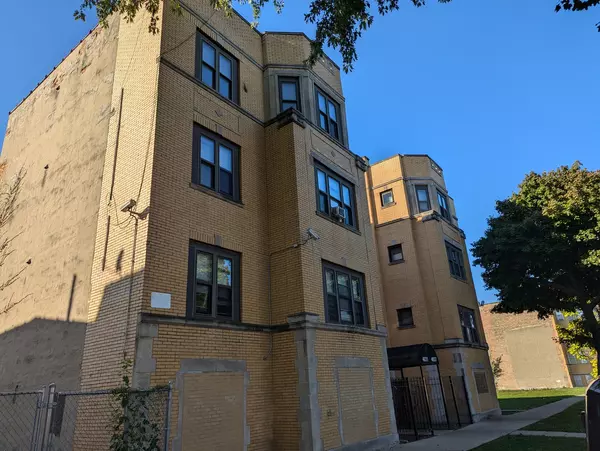 Chicago, IL 60624,4031 W Gladys Avenue #3