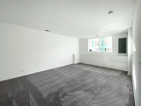 Wauconda, IL 60084,235 Regency Court #B