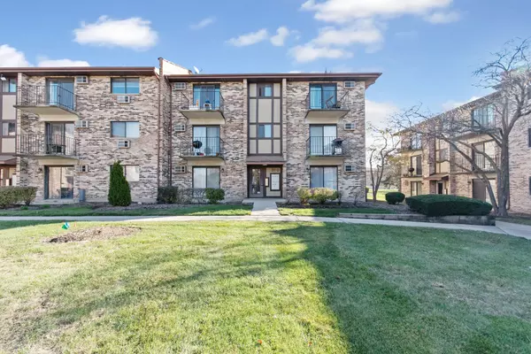 Carol Stream, IL 60188,310 KLEIN CREEK Circle #2B