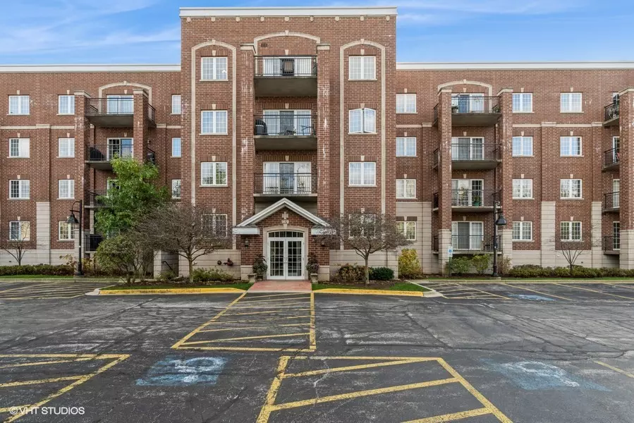 1479 N Milwaukee Avenue #208, Libertyville, IL 60048