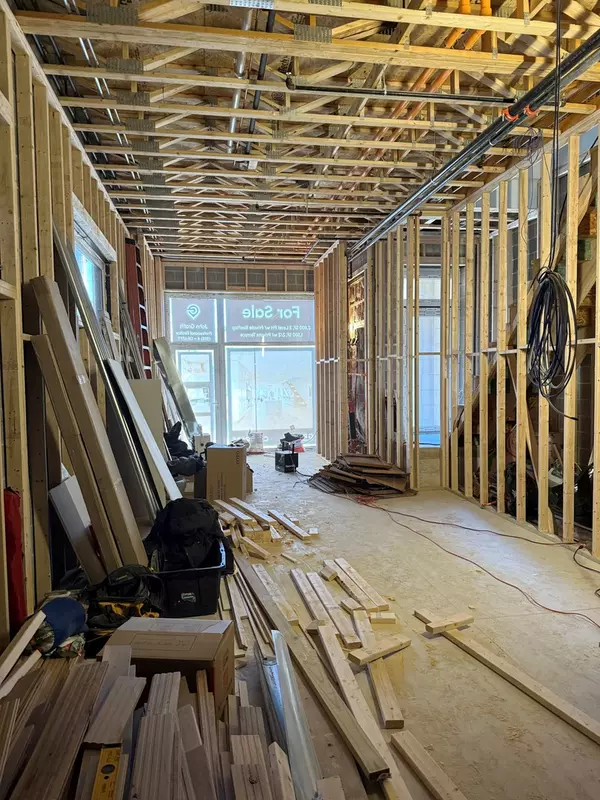 Chicago, IL 60647,2046 N Damen Avenue