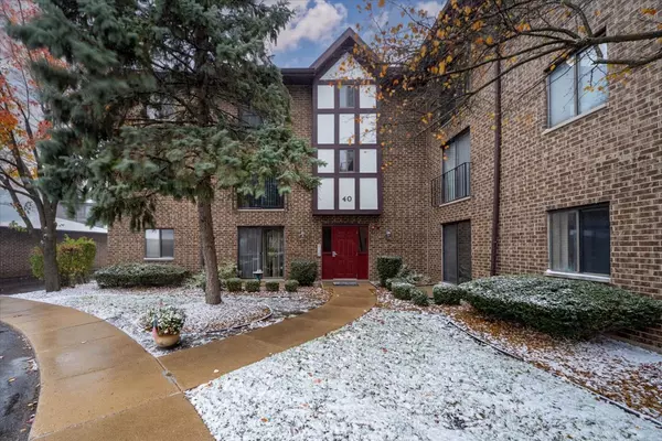 40 Harbor Court #112, Naperville, IL 60565