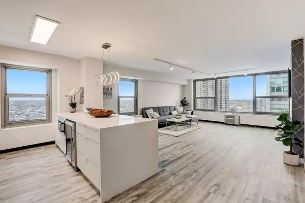 Chicago, IL 60613,3600 N Lake Shore Drive #2412