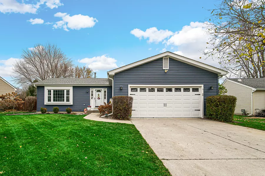 312 S Cross Trail, Mchenry, IL 60050