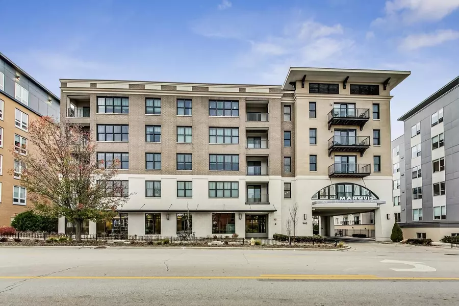 940 MAPLE Avenue #210, Downers Grove, IL 60515