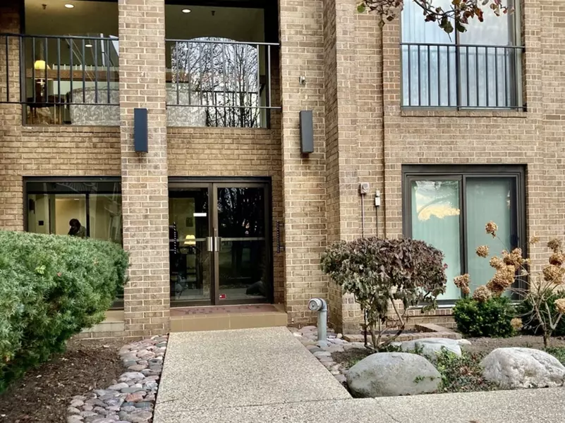 3 The Court of Harborside #106, Northbrook, IL 60062