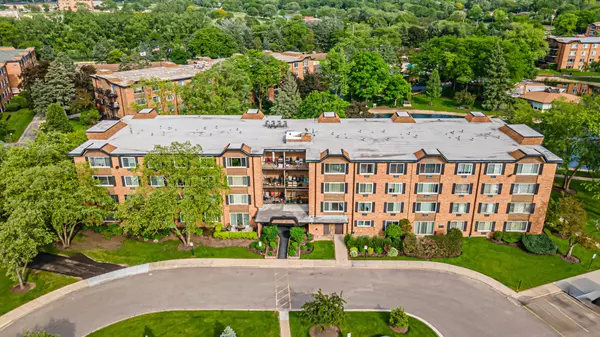 1117 S Old Wilke Road #102, Arlington Heights, IL 60005