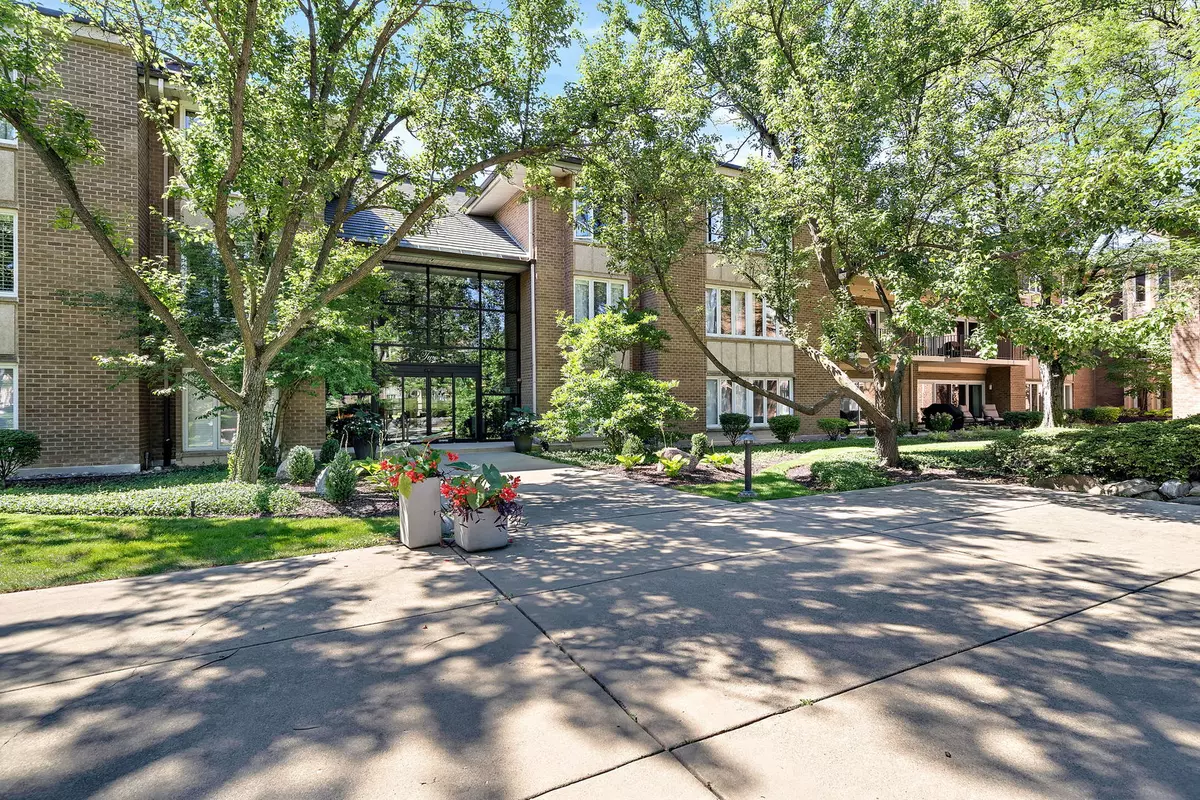 Oak Brook, IL 60523,2 Oak Brook Club Drive #B311