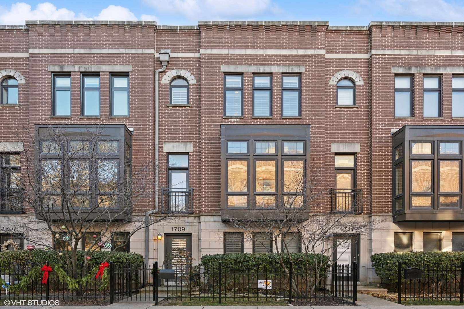 1709 W SURF Street,  Chicago,  IL 60657