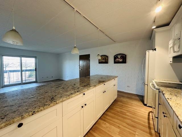 Northbrook, IL 60062,3222 Sanders Road #2D