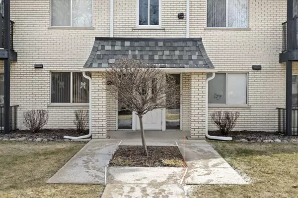 Oak Lawn, IL 60453,9641 Karlov Avenue #304