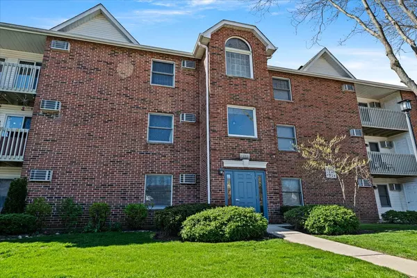 1352 Cunat Court #3A, Lake In The Hills, IL 60156