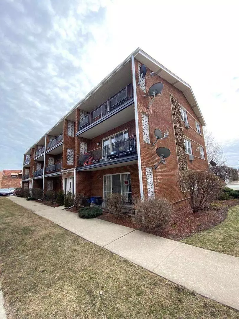 Chicago, IL 60638,6255 S Mason Avenue #3C