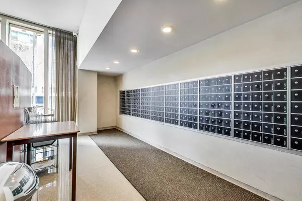 Chicago, IL 60657,3550 N Lake Shore Drive #1013