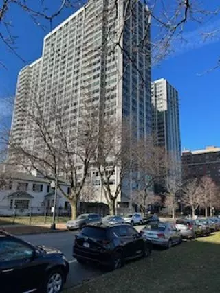 Chicago, IL 60613,4250 N marine Drive #323