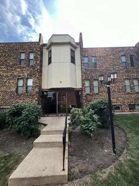 2214 Country Club Drive #21A, Woodridge, IL 60517