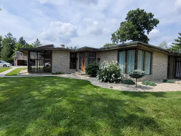 24 Yorkshire Woods, Oak Brook, IL 60523