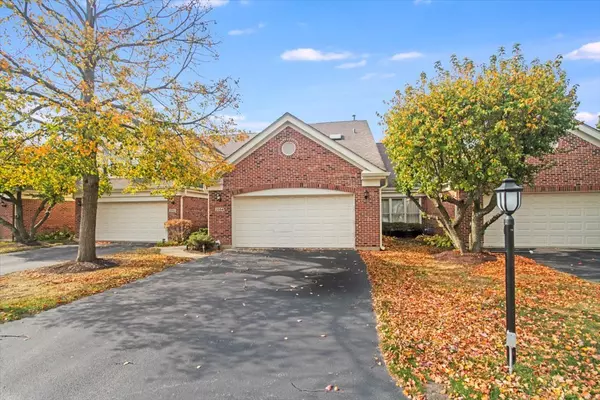 Arlington Heights, IL 60004,2084 N Charter Point Drive #2084