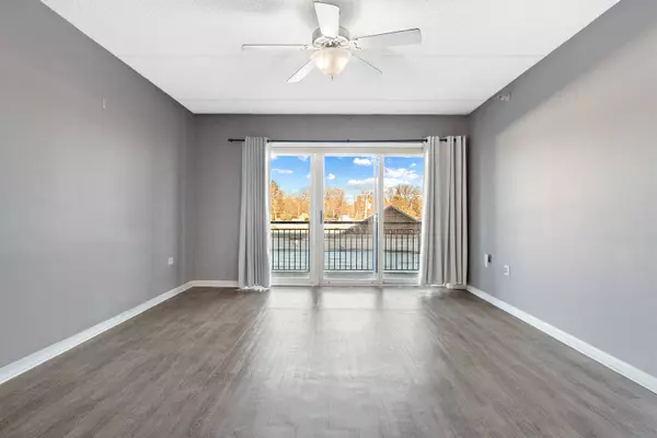 Roselle, IL 60172,225 Main Street #210