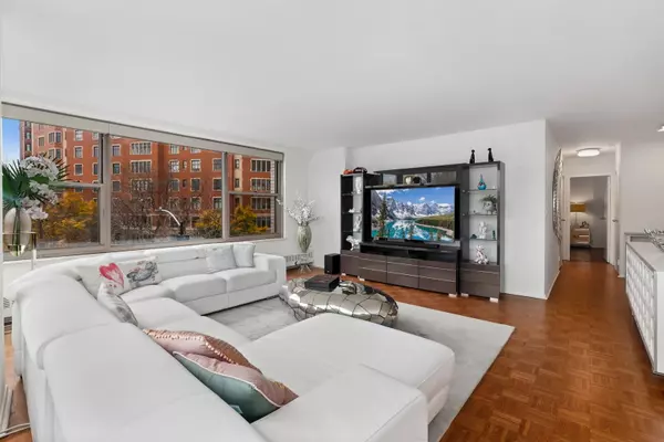 Chicago, IL 60613,3900 N Lake Shore Drive #4A