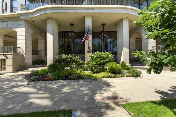 Chicago, IL 60611,1040 N Lake Shore Drive #27A