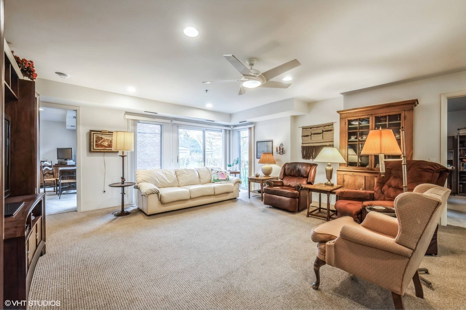 Deerfield, IL 60015,402 Kelburn Road #124