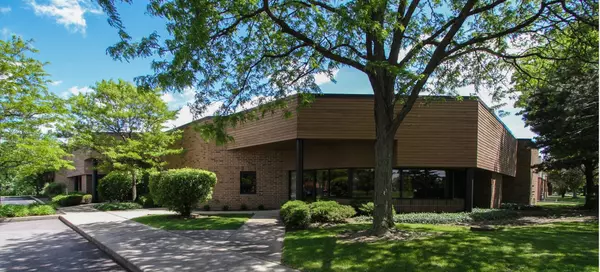250 Chaddick Lane Lane, Wheeling, IL 60090