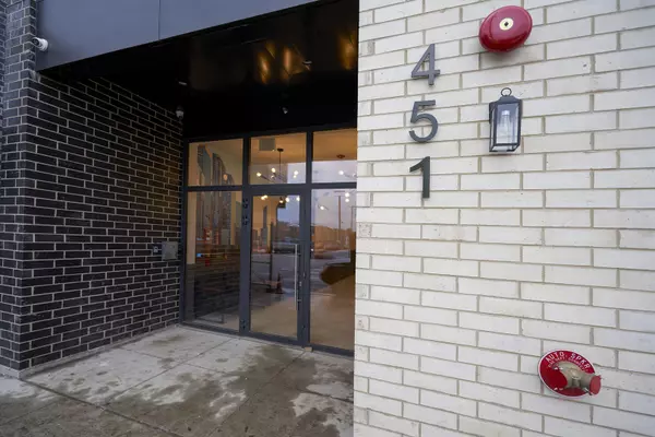 Chicago, IL 60653,451 E Pershing Avenue #207