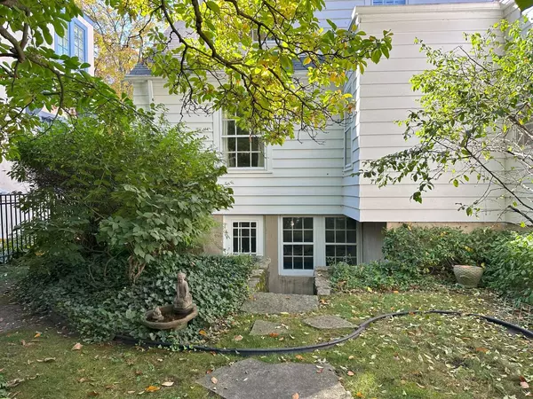 Hinsdale, IL 60521,537 N Washington Street