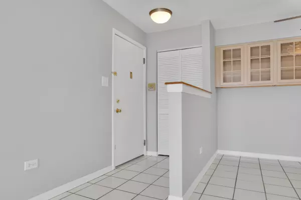Arlington Heights, IL 60004,1525 N Windsor Drive #304