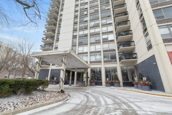 1360 N Sandburg Terrace #2803C, Chicago, IL 60610