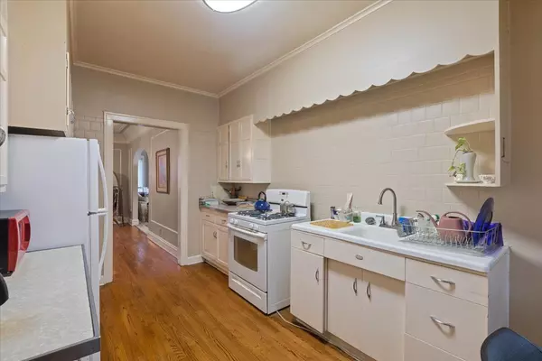 Chicago, IL 60645,2456 W Estes Avenue #2