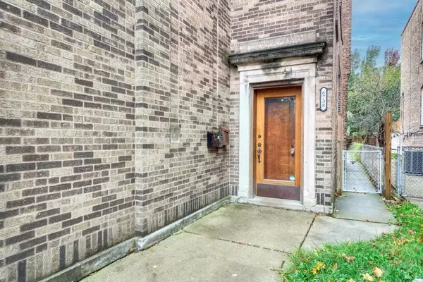 Chicago, IL 60645,6738 N Rockwell Street