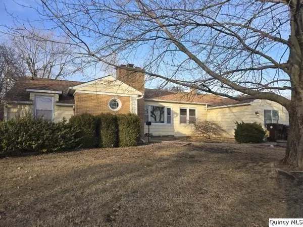 825 Augusta Road, Carthage, IL 62321