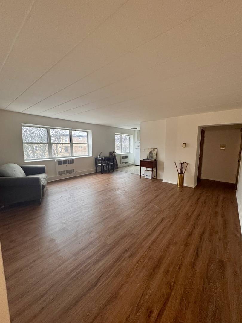 Chicago, IL 60659,6121 N Damen Avenue #3B