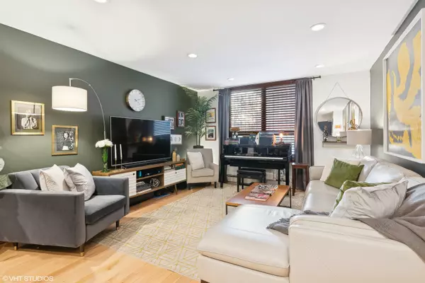 Chicago, IL 60613,3900 N Pine Grove Avenue #202