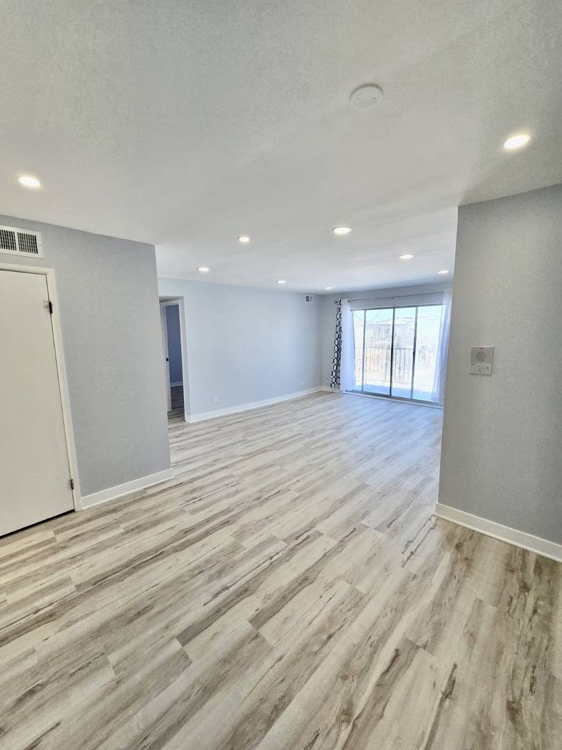 Des Plaines, IL 60016,9405 Bay Colony Drive #3W