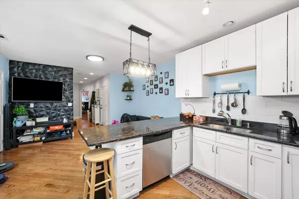 Chicago, IL 60659,6309 N ALBANY Avenue #3A