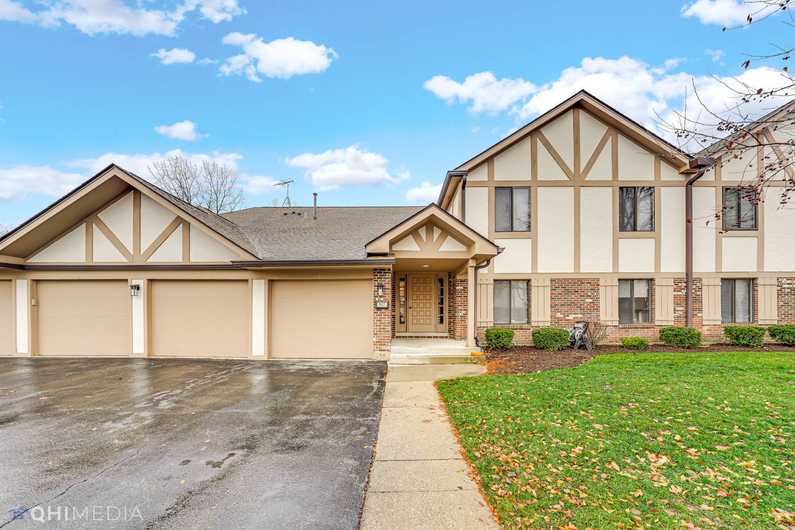 Schaumburg, IL 60193,917 Knottingham Drive #1A