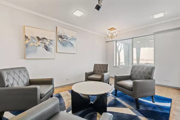 Chicago, IL 60645,7141 N Kedzie Avenue #1011