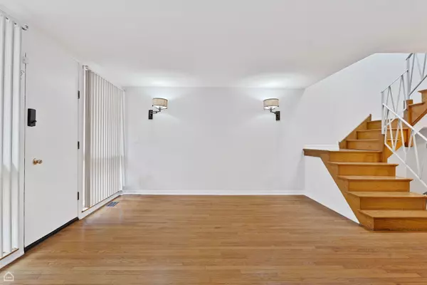 Chicago, IL 60626,1652 W Jarvis Avenue