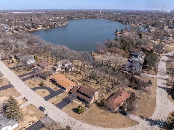 Mundelein, IL 60060,933 Lomond Drive