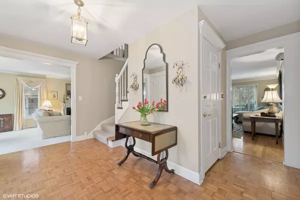 Northbrook, IL 60062,2827 Canterbury Drive