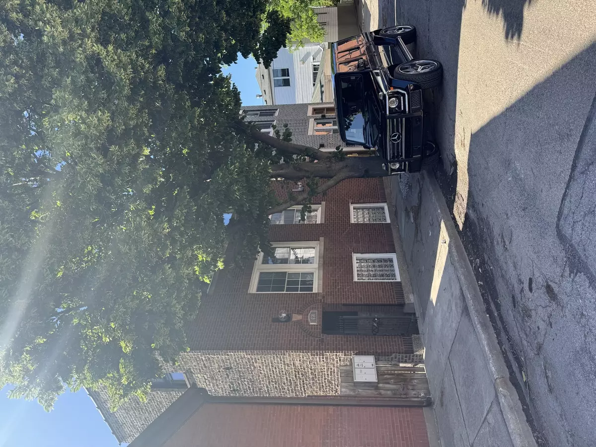 Chicago, IL 60612,650 N Talman Avenue #1F