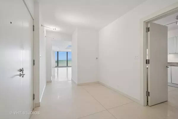 Wilmette, IL 60091,1420 Sheridan Road #4F