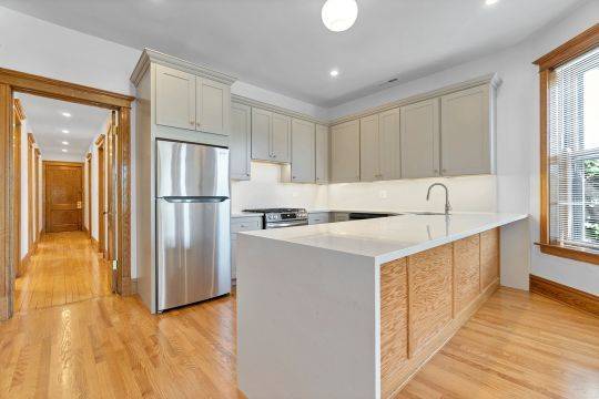Chicago, IL 60613,1742 W Addison Street #3