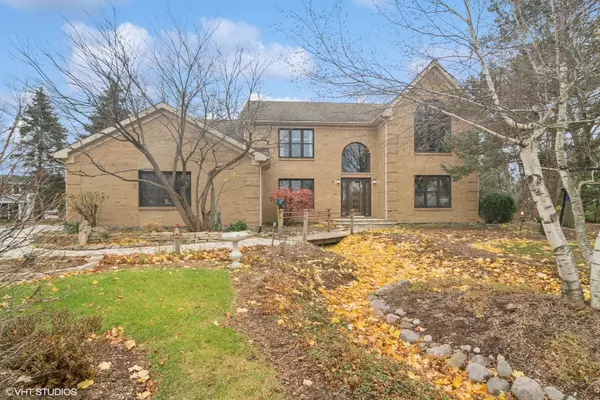 6 W Goldfinch Court, Hawthorn Woods, IL 60047