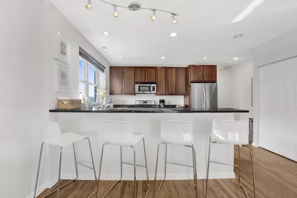 Chicago, IL 60625,2525 W FARRAGUT Avenue #3E