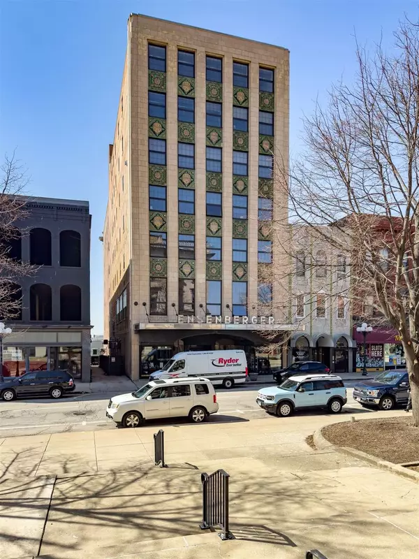 Bloomington, IL 61701,212 N Center Street #402