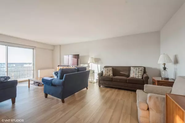 Chicago, IL 60645,7141 N Kedzie Avenue #904
